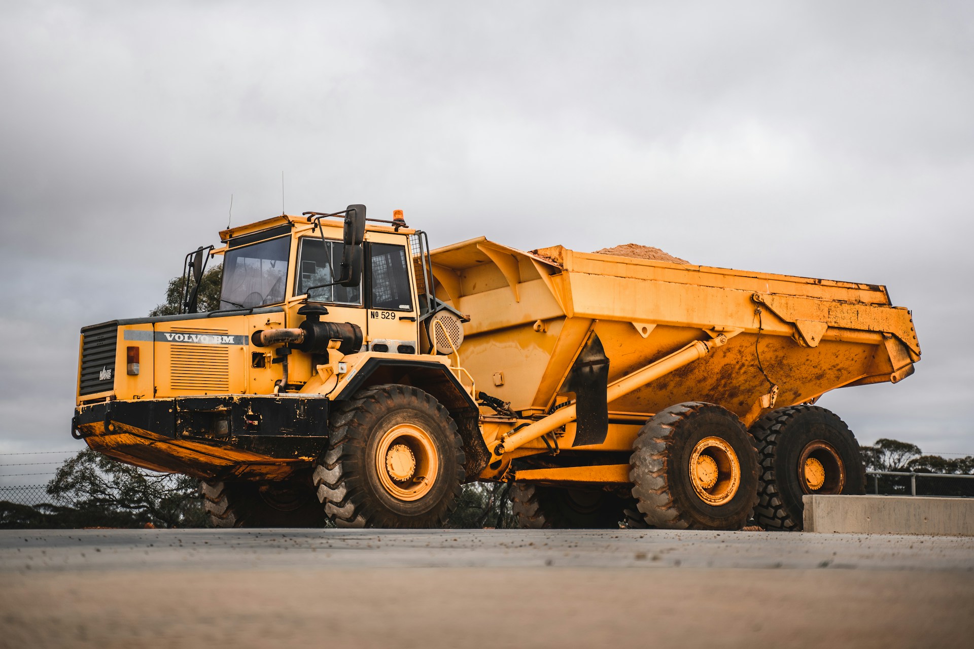 Heavy dump truck